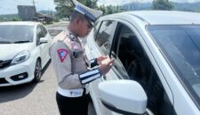 Personel Satlantas Polres Pidie Jaya Sedang Memeriksa Kelengkapan Surat Kendaraan pada patroli hunting sistem  Sabtu, (25-01-2025).foto.Ist