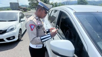 Personel Satlantas Polres Pidie Jaya Sedang Memeriksa Kelengkapan Surat Kendaraan pada patroli hunting sistem  Sabtu, (25-01-2025).foto.Ist