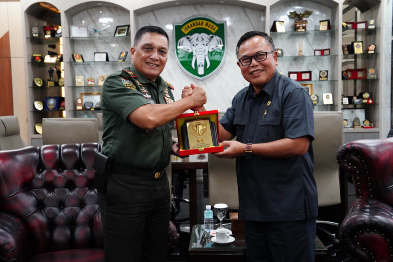 Mayor Jenderal TNI Niko Fahrizal, M.Tr.(Han), menerima audiensi dari Ketua Pengadilan Tinggi Banda Aceh, Bapak Nursyam, S.H., M.Hum., di ruang kerjanya pada Selasa (21/01/2025)