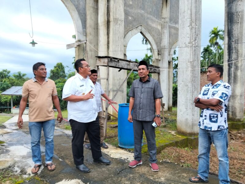 Repon Cepat Keluhan Warga, PJ. Bupati dan Wakil Bupati Terpilih Pidie Jaya Kunjungi Sarah Mane untuk Melihat Mesjid Kamis (2-1-2024) foto.ist