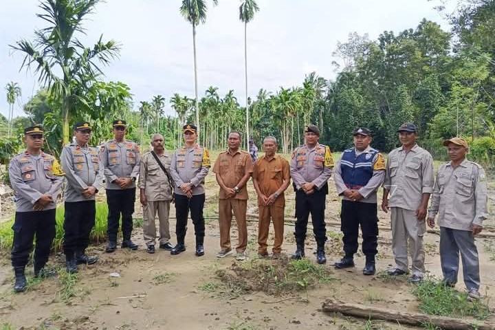 Kapolres Pidie Jaya, AKBP Ahmad Faisal Pasaribu, S.H., S.I.K., M.H., bersama jajaran terkait, melaksanakan pengecekan lahan jagung di Gampong Meunasah Lhok, Kecamatan Meureudu, Kabupaten Pidie Jaya, Selasa (7/1/2025) foto. Humas Polres