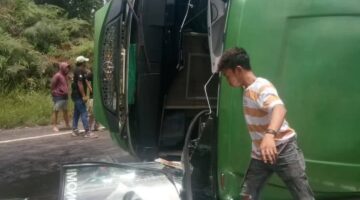 Poso, 23 Februari 2025 – Sebuah bus penumpang dari PO Adi Putra jurusan Makassar–Morowali mengalami kecelakaan tunggal di ruas Jalan Trans Sulawesi, tepatnya di Desa Matialemba, Kecamatan Pamona Timur, Kabupaten Poso, siang tadi.