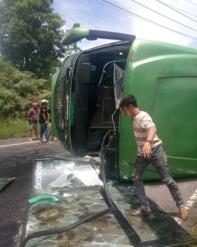 Poso, 23 Februari 2025 – Sebuah bus penumpang dari PO Adi Putra jurusan Makassar–Morowali mengalami kecelakaan tunggal di ruas Jalan Trans Sulawesi, tepatnya di Desa Matialemba, Kecamatan Pamona Timur, Kabupaten Poso, siang tadi.