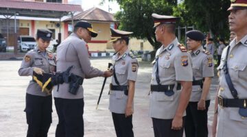 Upacara Serah terima Jabatan di Jajaran Polres Poso,dipimpin langsung oleh Kapolres Poso AKBP Arthur Sameaputy,S.I.K bertindak selaku Inspektur Upacara di halaman Mako Polres Poso.Jumat,21/02/2025