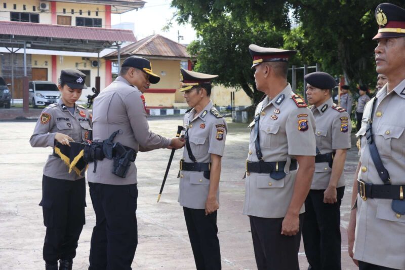 Upacara Serah terima Jabatan di Jajaran Polres Poso,dipimpin langsung oleh Kapolres Poso AKBP Arthur Sameaputy,S.I.K bertindak selaku Inspektur Upacara di halaman Mako Polres Poso.Jumat,21/02/2025