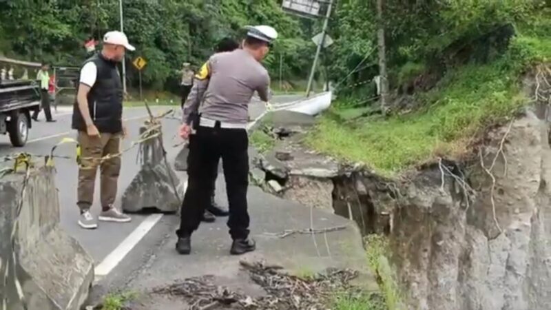 Kepolisian Resor (Polres) Padang Pariaman menutup setengah Jalan Nasional Lintas Sumatera Padang-Bukittinggi Via Padang Panjang di KM 61+500 yang berada di Puncak Malibo Anai, Kecamatan 2x11 Kayu Tanam,