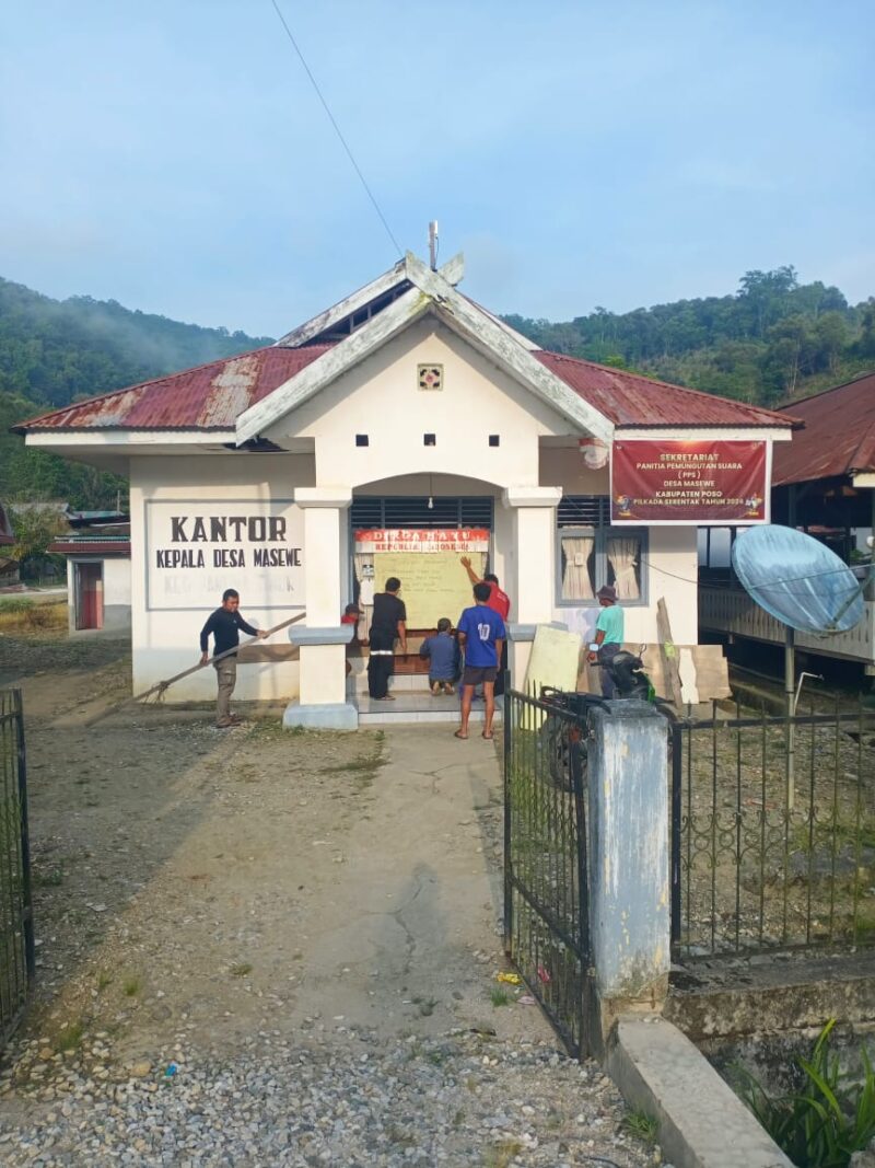 Kantor Desa Masewe, Kecamatan Pamona Timur, Kabupaten Poso, disegel oleh warga, sebagai bentuk protes terhadap kepemimpinan Kepala Desa Masewe dan perangkat desa. Warga menuntut transparansi anggaran serta perbaikan pelayanan setelah menganggap kinerja desa tidak maksimal. Jumat 1/11/24.