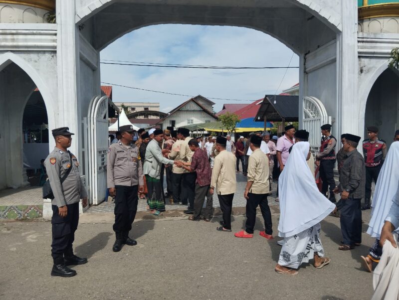 Personel Polisi Polres Pidie Jaya, laksanakan pengamanan dan ngatur lalu lintas , memberikan kenyamanan Para pelayat wafatnya Abu Usman Ali Kuta Krueng. Sabtu,15 Februari 2025