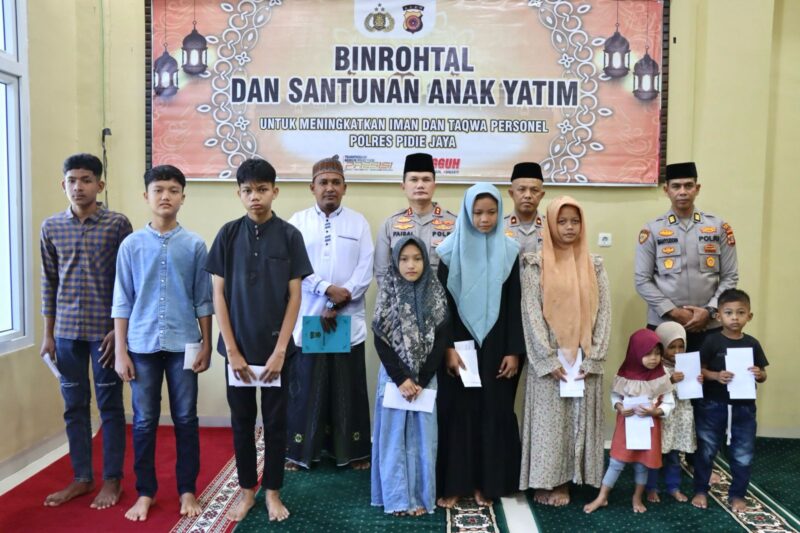 Kapolres Pidie Jaya  Foto Bersama Anak Yatim selesai  kegiatan Pembinaan Rohani dan Mental (Binrohtal)  Yasinan, Tahlilan dan Santunan Anak Yatim , di Mushalla Mapolres Kamis, 20 Februari 2025. (foto.ist)