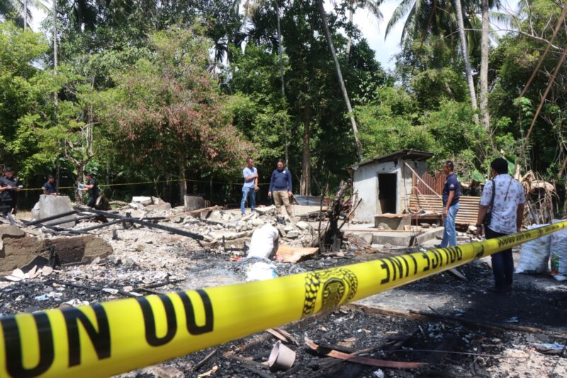 Sat Reskrim Polres Aceh Selatan bersama Tim Labfor Polda Sumatra Utara Olah TKP Dugaan Pembakaran dan Pengerusakan Rumah.