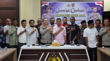 Kapolres Pidie Jaya, AKBP Ahmad Faisal Pasaribu, S.H., S.I.K., M.H., menginisiasi diskusi interaktif bertajuk Jumat Curhat bersama komunitas peduli lingkungan Pijay Gleeh di Aula Polres Pidie Jaya, Jumat (21/2/2025)