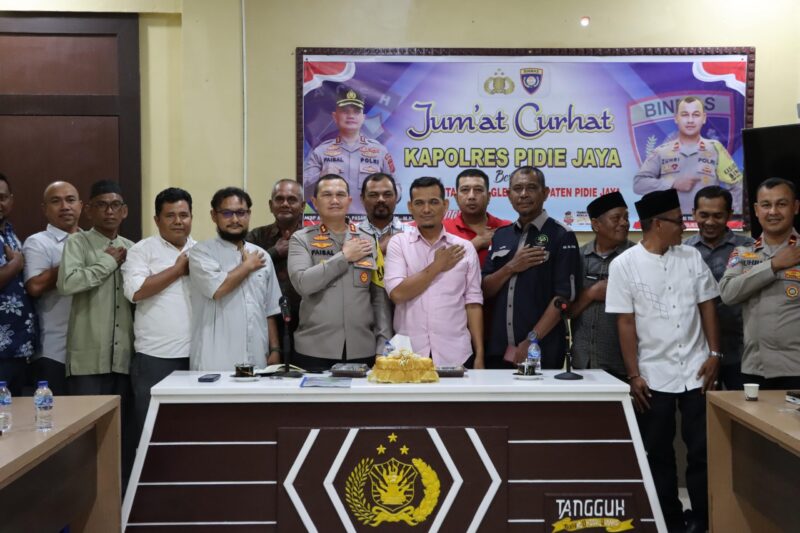 Kapolres Pidie Jaya, AKBP Ahmad Faisal Pasaribu, S.H., S.I.K., M.H., menginisiasi diskusi interaktif bertajuk Jumat Curhat bersama komunitas peduli lingkungan Pijay Gleeh di Aula Polres Pidie Jaya, Jumat (21/2/2025)