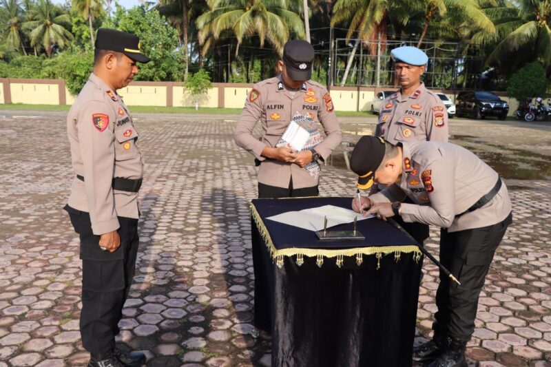 Penandatanganan Pakta Integritas Bebas Narkoba oleh tiga perwakilan pejabat utama, yakni Kompol Teuku Muhammad, S.H. (Kabag Ops), AKP Muklis, S.E. (Kasat Samapta), dan IPTU Junaidi, S.E., S.H. (Kasikum). di Lapangan Apel Polres Pidie Jaya  Rabu (26/2)foto.ist