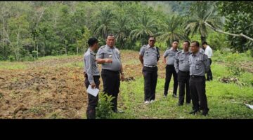 KALAPAS KELAS IIB PADANGSIDIMPUAN TINJAU PERSIAPAN LAHAN PENANAMAN BAWANG MERAH DUKUNG PROGRAM KETAHANAN PANGAN