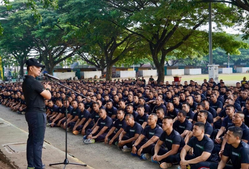  Brigadir Jenderal TNI Ayi Supriatna, S.I.P., M.M., memberikan pengarahan kepada para prajurit dan Pegawai Negeri Sipil (PNS) di lingkungan Kodam Iskandar Muda di Lapangan Blang Padang, Kota Banda Aceh, pada Selasa (4/2/2025) pagi