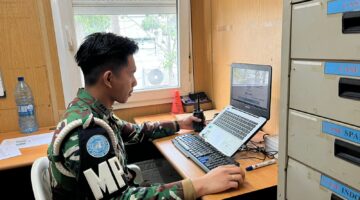  personel Satgas Military Police Unit (MPU) TNI Kontingen Garuda XXV-P/UNIFIL melaksanakan kegiatan pembuatan laporan kasus investigasi yang dilakukan oleh Tim Force Provost Marshall. proses penyusunan laporan tersebut. Senin (3/2/2025).