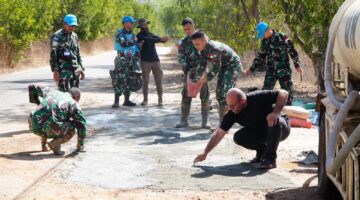 personel Satgas Military Staff Sector East (Milstaff Seceast) UNIFIL melaksanakan kegiatan pengecoran jalan di daerah misi.selama sembilan bulan dalam misi perdamaian dunia ini, Senin (3/2/25)