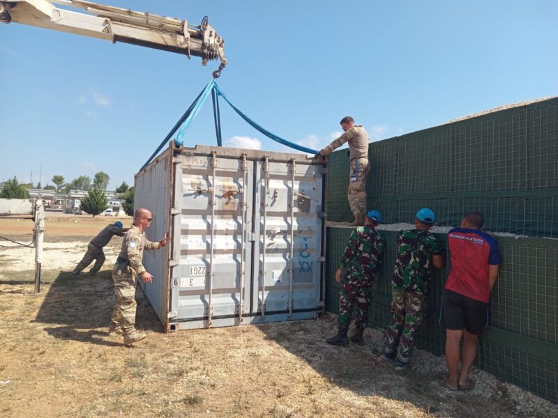 Praka Ferdiansyah Nugraha, turut serta dalam pembangunan bunker baru di wilayah operasi UNIFIL, Selasa (4/5/2025). Praka Ferdiansyah merupakan prajurit TNI yang berasal dari Batalyon Zeni Tempur 16/Dhika Anoraga 