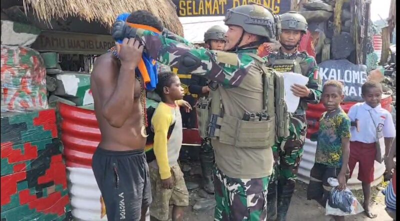  Yonif 112/Dharma Jaya (DJ) menggelar kegiatan sosial dengan membagikan pakaian kepada warga di Distrik Tinggi Nambut, Kabupaten Puncak Jaya, Papua, pada Rabu (5/2/2025).