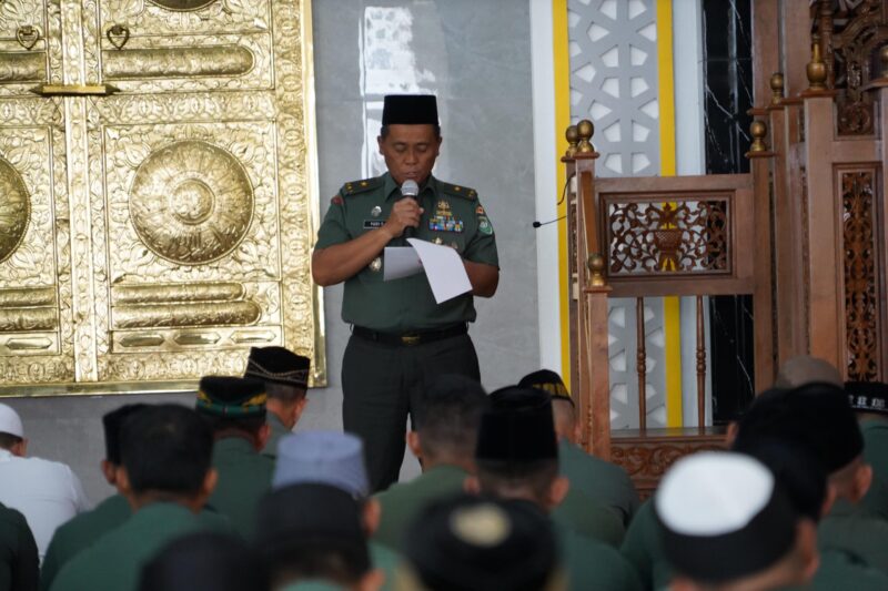  Prajurit dan Pegawai Negeri Sipil (PNS) Kodam Iskandar Muda menggelar peringatan Isra' Mi'raj Nabi Muhammad SAW Tahun 1446 H/2025 M di Masjid Babul Mawaddah, Makodam IM, pada Kamis (6/2/2025). 