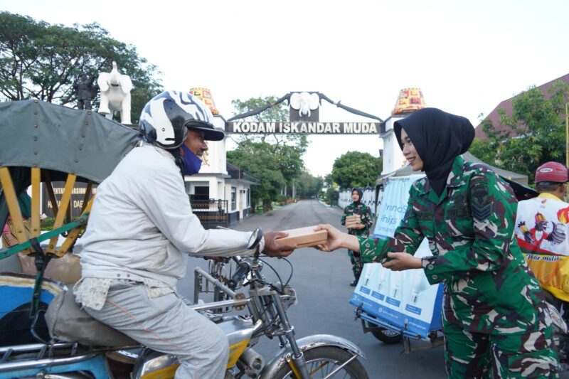  Komando Daerah Militer Iskandar Muda kembali menunjukkan kepedulian sosialnya melalui program rutin “Jumat Berkah” dengan membagikan 217 paket makanan siap saji kepada masyarakat di Kota Banda Aceh dan sekitarnya, Jumat (7/2/2025).