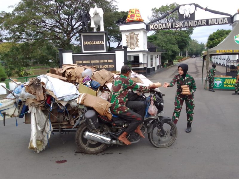 Komando Daerah Militer Iskandar Muda (Kodam IM) kembali memperlihatkan kepedulian sosialnya melalui program rutin “Jumat Berkah.” Pada Jumat pagi, 14 Februari 2025, sekitar 189 paket makanan siap saji 