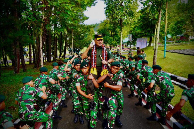 Mayor Jenderal TNI Niko Fahrizal, M.Tr. (Han), didampingi Ketua Persit Kartika Chandra Kirana Daerah Iskandar Muda, Ny. Eva Niko Fahrizal, melaksanakan kunjungan kerja ke Batalyon Infanteri 114/Satria Musara pada Jumat (14/2/2025).