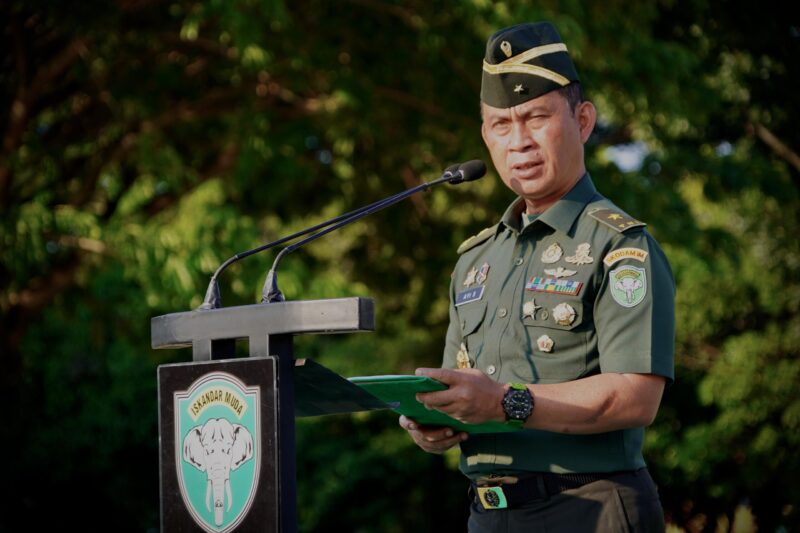 Brigjen TNI Ayi Supriatna, S.I.P., M.M., bertindak sebagai Inspektur Upacara mewakili Pangdam Iskandar Muda, Mayor Jenderal TNI Niko Fahrizal, M.Tr. (Han), dalam Upacara Bulanan yang berlangsung di Lapangan Blang Padang, Kota Banda Aceh, Senin (17/2/2025). 