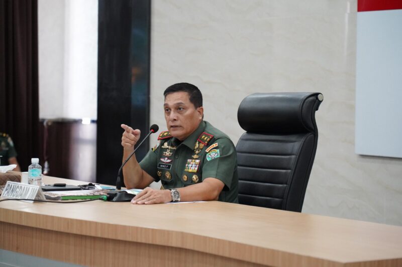 Mayor Jenderal TNI Niko Fahrizal, M.Tr.(Han), menerima paparan Rencana Garis Besar (RGB) Program Latihan Siap Operasi (Proglatsiapops) Sistem Blok Yonif 113/Jaya Sakti. Kegiatan ini berlangsung di Aula Gedung Malahayati, Lantai II, Makodam IM, pada Kamis (20/02/2025).