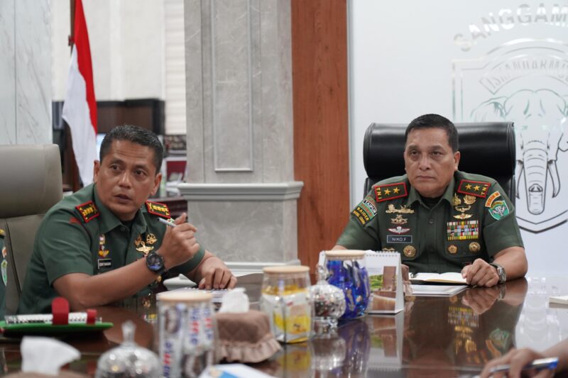 Mayor Jenderal TNI Niko Fahrizal, M.Tr.(Han), menerima paparan dari Komandan Korem 012/Teuku Umar, Kolonel Inf Benny Rahadian, S.E., M.Han., mengenai hasil renovasi dan pembangunan fasilitas di Makam Pahlawan Nasional Teuku Umar Djohan Pahlawan. Kegiatan ini berlangsung di ruang kerja Pangdam IM pada Kamis (20/2/2025).