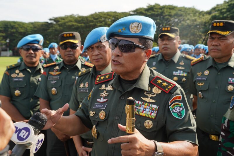 Mayor Jenderal TNI Niko Fahrizal, M.Tr.(Han), memimpin upacara pemberangkatan 467 personel Satgas Yonmek TNI Konga XXIII-S UNIFIL Yonif 114/SM yang akan bertugas dalam misi perdamaian PBB di Lebanon.  Jumat (21/2/25). 