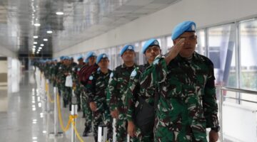 Mayor Jenderal TNI Niko Fahrizal, M.Tr.(Han), didampingi oleh Ibu Ketua Persit Kartika Chandra Kirana Daerah Iskandar Muda Ny. Eva Niko Fahrizal secara resmi melepas keberangkatan 467 personel Satuan Tugas Batalyon Mekanis (Satgas Yonmek) TNI Kontingen Garuda (Konga) XXIII-S United Nations Interim Force in Lebanon (UNIFIL) dari Yonif 114/SM Sabtu (22/2/2025).