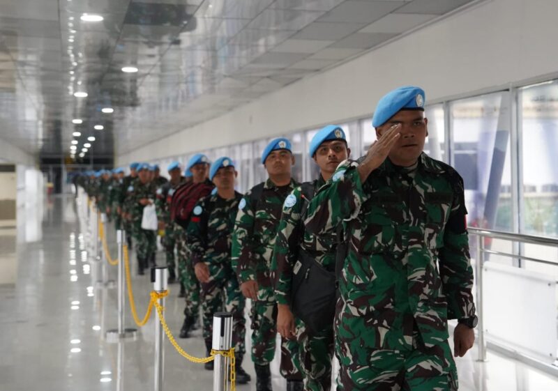 Mayor Jenderal TNI Niko Fahrizal, M.Tr.(Han), didampingi oleh Ibu Ketua Persit Kartika Chandra Kirana Daerah Iskandar Muda Ny. Eva Niko Fahrizal secara resmi melepas keberangkatan 467 personel Satuan Tugas Batalyon Mekanis (Satgas Yonmek) TNI Kontingen Garuda (Konga) XXIII-S United Nations Interim Force in Lebanon (UNIFIL) dari Yonif 114/SM Sabtu (22/2/2025).