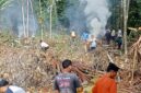 Warga Dusun Teupin Peuraho, Sedang Gotong Royong, minggu (23-02-2025) Foto. Jurnalis TLii.