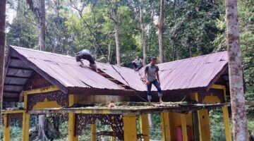  Komandan Korem 012/Teuku Umar (Danrem 012/TU), untuk merenovasi sejumlah fasilitas di Kompleks Makam Pahlawan Nasional Teuku Umar yang terletak di Desa Mugo Rayeuk, Kecamatan Panton Reu, Kabupaten Aceh Barat 23/2/2025