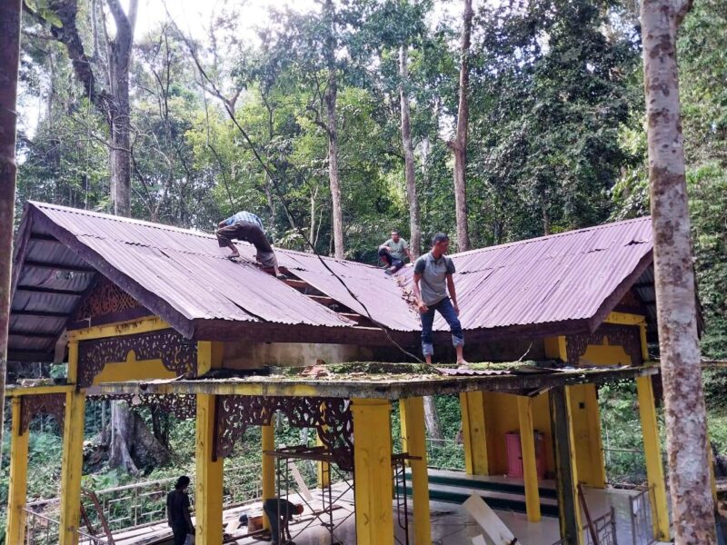  Komandan Korem 012/Teuku Umar (Danrem 012/TU), untuk merenovasi sejumlah fasilitas di Kompleks Makam Pahlawan Nasional Teuku Umar yang terletak di Desa Mugo Rayeuk, Kecamatan Panton Reu, Kabupaten Aceh Barat 23/2/2025