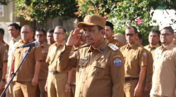 Wakil Bupati Pidie Jaya, Hasan Basri ST, M.M Pimpin apel perdana di lapangan Depan Kantor Bupati Pidie Jaya, Senin (24/02/2025) Foto. Humas Pemkab.