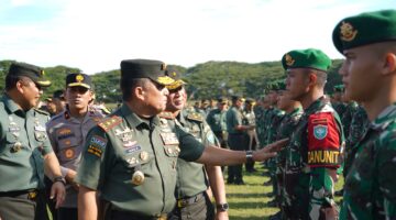  Mayor Jenderal TNI Niko Fahrizal, M.Tr.(Han)., memimpin upacara penyerahan tugas Satuan Pemukul Kodam (PMK) Yonif 117/Ksatria Yudha serta alih komando dan kendali (alih kodal) Batalyon Komposit Pasukan Reaksi Cepat Penanggulangan Bencana (PRCPB) Kodam IM di Banda Aceh, Senin (24/2/25).