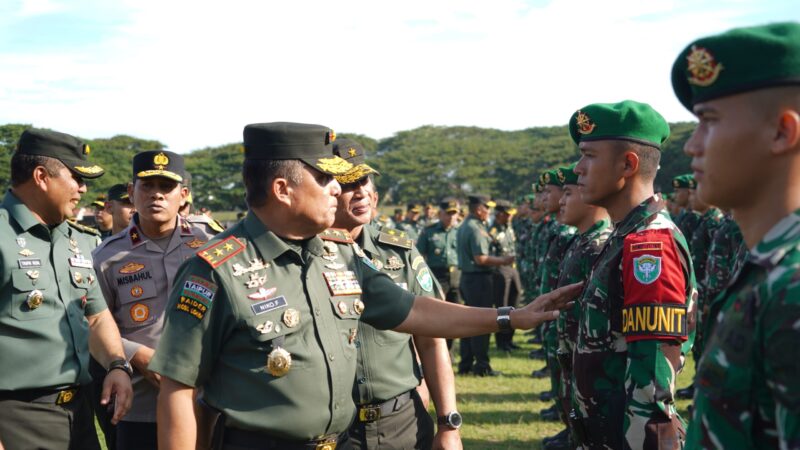  Mayor Jenderal TNI Niko Fahrizal, M.Tr.(Han)., memimpin upacara penyerahan tugas Satuan Pemukul Kodam (PMK) Yonif 117/Ksatria Yudha serta alih komando dan kendali (alih kodal) Batalyon Komposit Pasukan Reaksi Cepat Penanggulangan Bencana (PRCPB) Kodam IM di Banda Aceh, Senin (24/2/25).