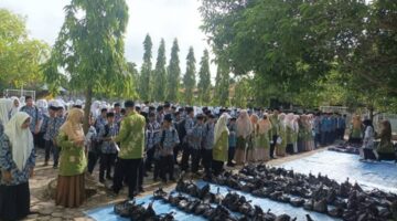 Kepala MTsN 4 Pidie Jaya, Imran, S.Pd.i,.M.Pd, Membagikan sembako kepada para Siswa-Siswi di halaman sekolah,  rabu (26/2/2025) foto.Ist