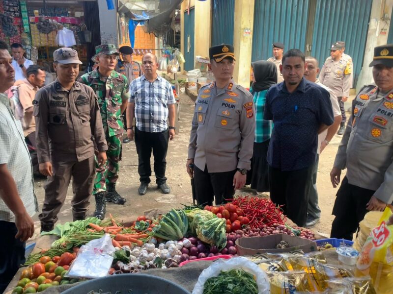 Kapolres Pidie Jaya AKBP Ahmad Faisal , S.H., S.I.K., M.H., bersama Forkopimda   sidak ke Pasar Kota Meureudu dan Gudang Bulog Kecamatan Meureudu, Kamis (27/2/2025) foto.ist