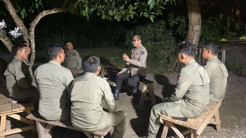 Kepala Operasi (Kaops) Madago Raya, Kombes Pol. Boy F.S. Samola, S.I.K., M.H., mengunjungi Pos Kamtibmas Kalora, Kabupaten Poso, Jumat (14/2/2025) malam. (Foto : Humas).