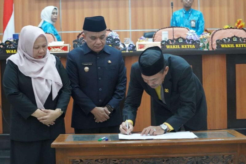 Wali Kota Palu, H. Hadianto Rasyid, SE, bersama Wakil Wali Kota Palu, dr. Reny A. Lamadjido, Sp.PK., M.Kes, menghadiri Rapat Paripurna bersama anggota Dewan Perwakilan Rakyat Daerah (DPRD) Kota Palu, yang digelar di ruang sidang utama Kantor DPRD Kota Palu pada Sabtu (08/02/2025). (Foto: Prokopim Setda Kota Palu)