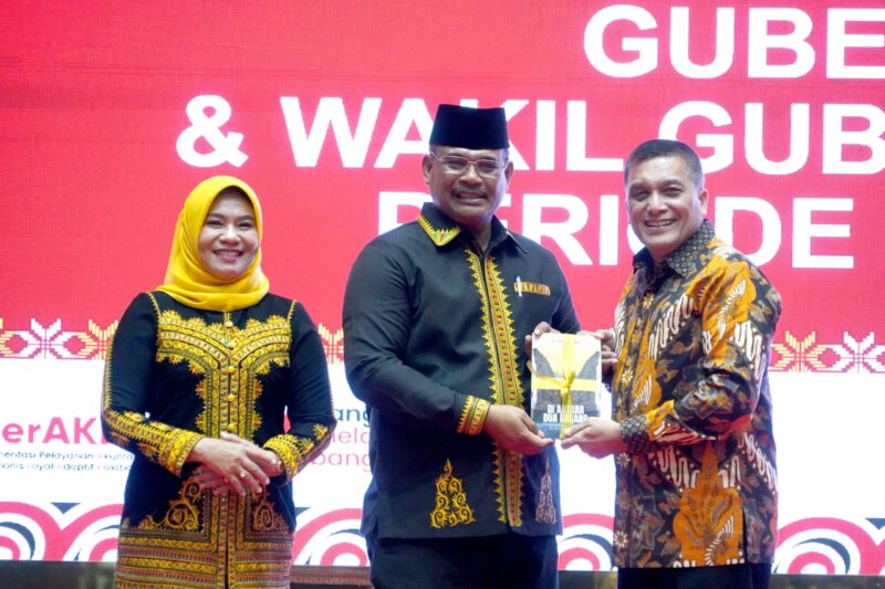 Mayor Jenderal TNI Niko Fahrizal, M.Tr. (Han) menghadiri acara pisah sambut Gubernur Aceh serta jamuan makan malam bersama Gubernur Aceh yang baru, Muzakir Manaf. Acara tersebut berlangsung di Pendopo Gubernur Aceh pada Rabu (12/2/25) malam.
