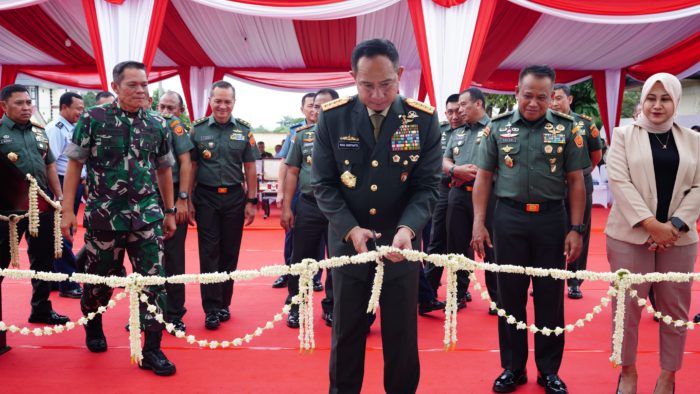 Panglima TNI Jenderal TNI Agus Subiyanto telah meresmikan Masjid Al-Mu’min yang terletak di Kompleks Pati Mabes TNI Jatikarya, Jatisampurna, Kota Bekasi, pada Kamis, 20 Februari 2025.