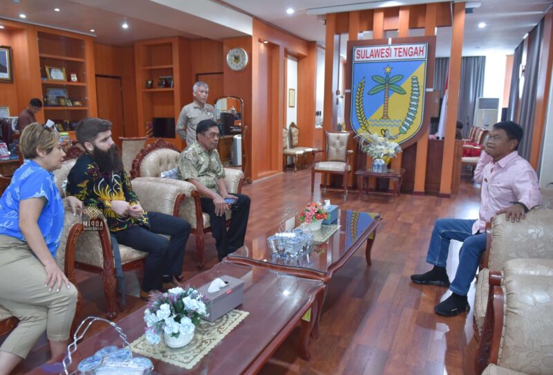Gubernur Sulawesi Tengah H. Rusdy Mastura (kanan) menerima audiensi Koordinator Festival Persahabatan, Jakob Wendesten, di ruang kerjanya pada Jumat (31/1/2025). (Foto : Ro Adpim Sulteng).