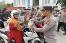 Personel Polres Pidie Jaya menggelar aksi sosial dengan membagikan takjil gratis kepada masyarakat yang melintas di Kecamatan Trienggadeng, Kabupaten Pidie Jaya, pada Sabtu, 8 Maret 2025.