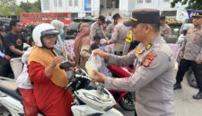 Personel Polres Pidie Jaya menggelar aksi sosial dengan membagikan takjil gratis kepada masyarakat yang melintas di Kecamatan Trienggadeng, Kabupaten Pidie Jaya, pada Sabtu, 8 Maret 2025.