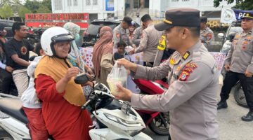 Personel Polres Pidie Jaya menggelar aksi sosial dengan membagikan takjil gratis kepada masyarakat yang melintas di Kecamatan Trienggadeng, Kabupaten Pidie Jaya, pada Sabtu, 8 Maret 2025.