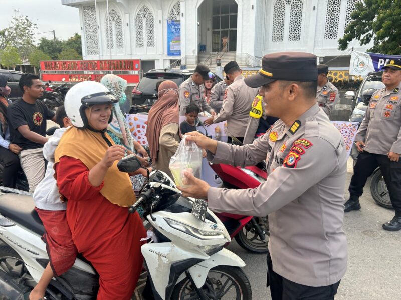 Personel Polres Pidie Jaya menggelar aksi sosial dengan membagikan takjil gratis kepada masyarakat yang melintas di Kecamatan Trienggadeng, Kabupaten Pidie Jaya, pada Sabtu, 8 Maret 2025.